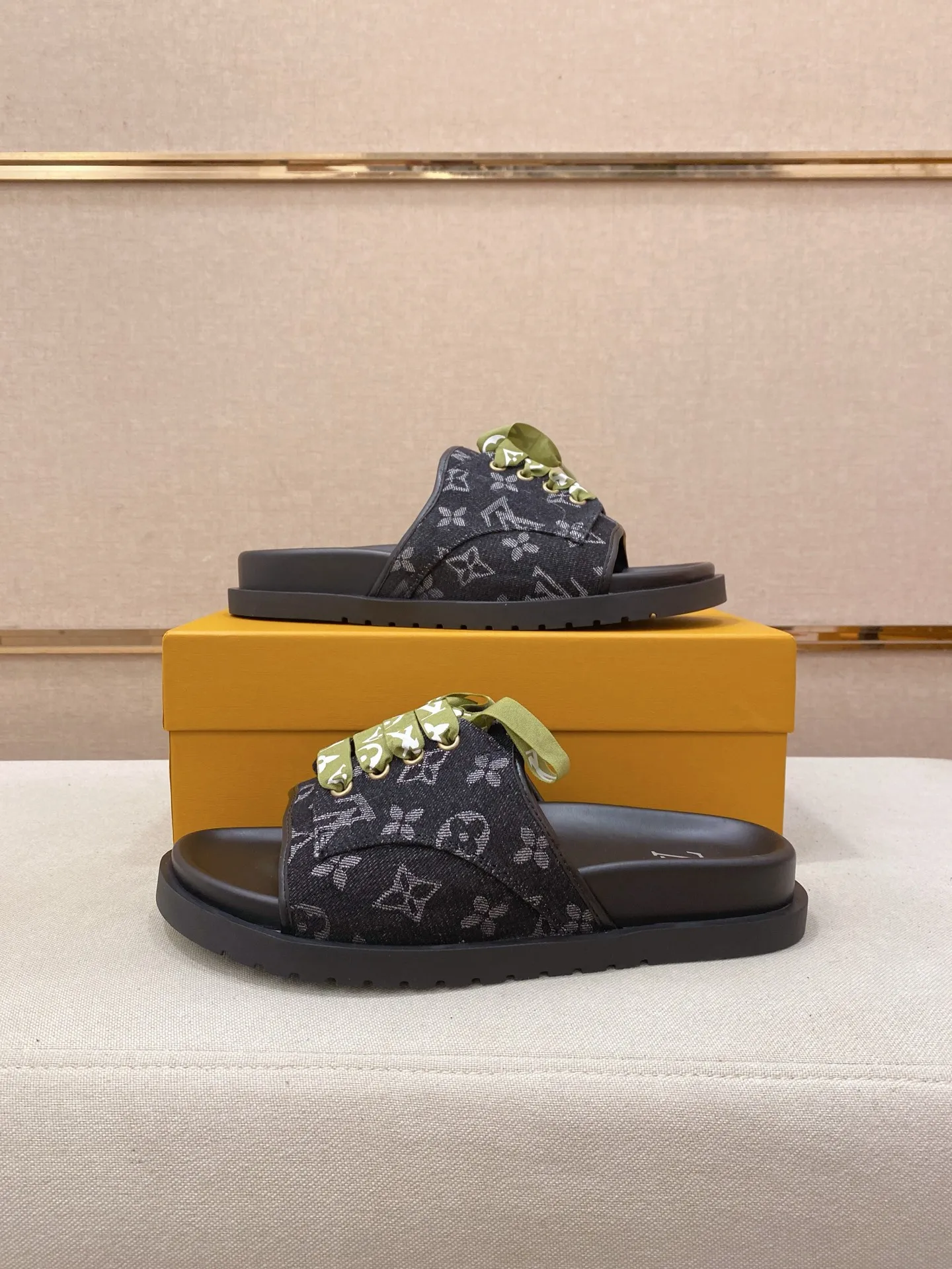 Men's shoes 💰: 340💰Made by LV🔍Top purchasing agents. Men's spring and summer slippers are available at the same counter. The uppers are imported cowhide from Italy, with logo graphics and high-quality craftsmanship. Soles: original soles specially provided by the original factory. Exclusive movable molded soles are super comfortable. Original goods follow orders. 🔍🔍High quality. You can enter and exit the counter at will. Welcome to compare. Size 38-44.